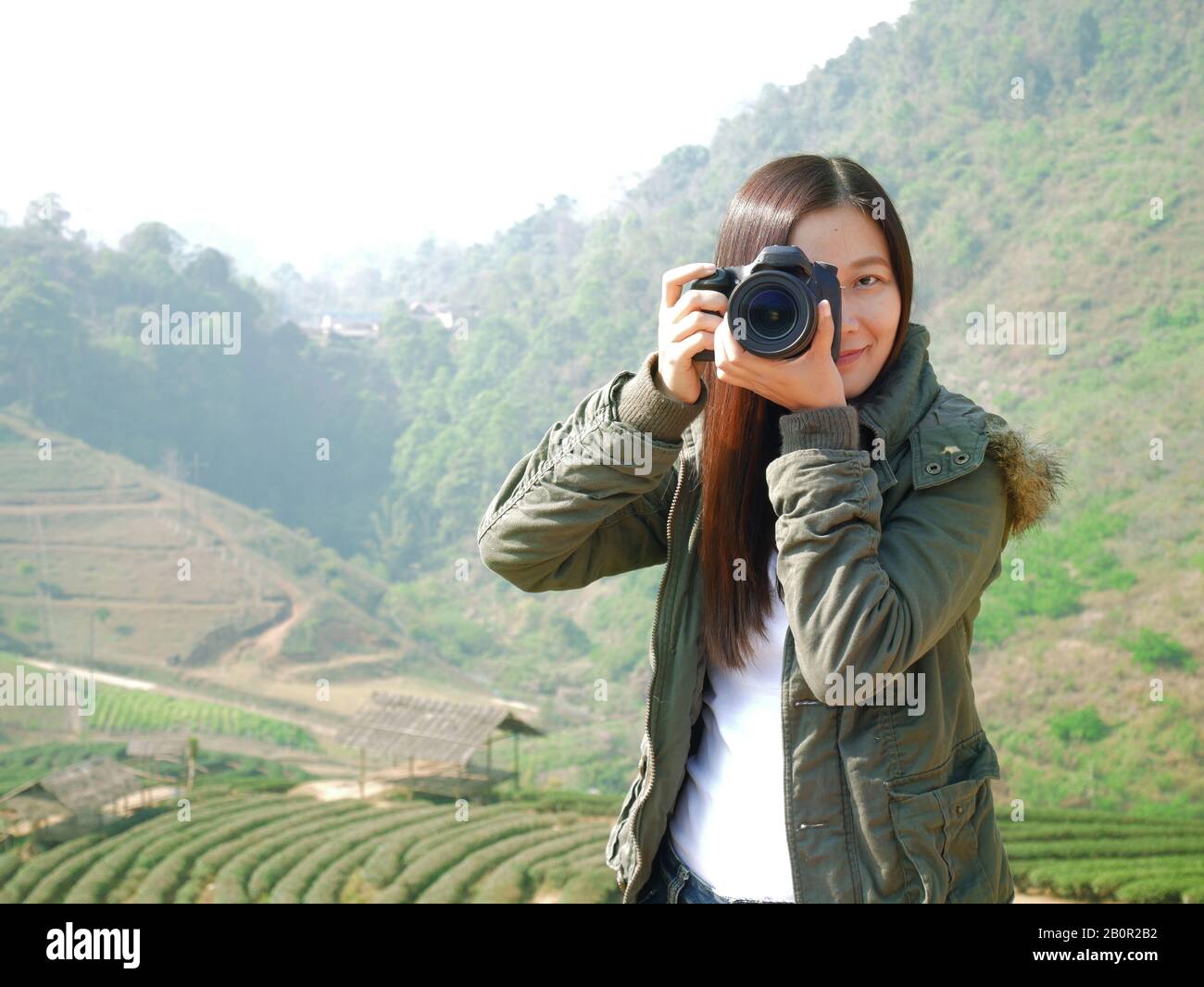 Asian tourist woman backpacker scattare foto a montagna natura vista, Chiang mai, Thailandia in vacanza. Piantagione di tè sullo sfondo Foto Stock
