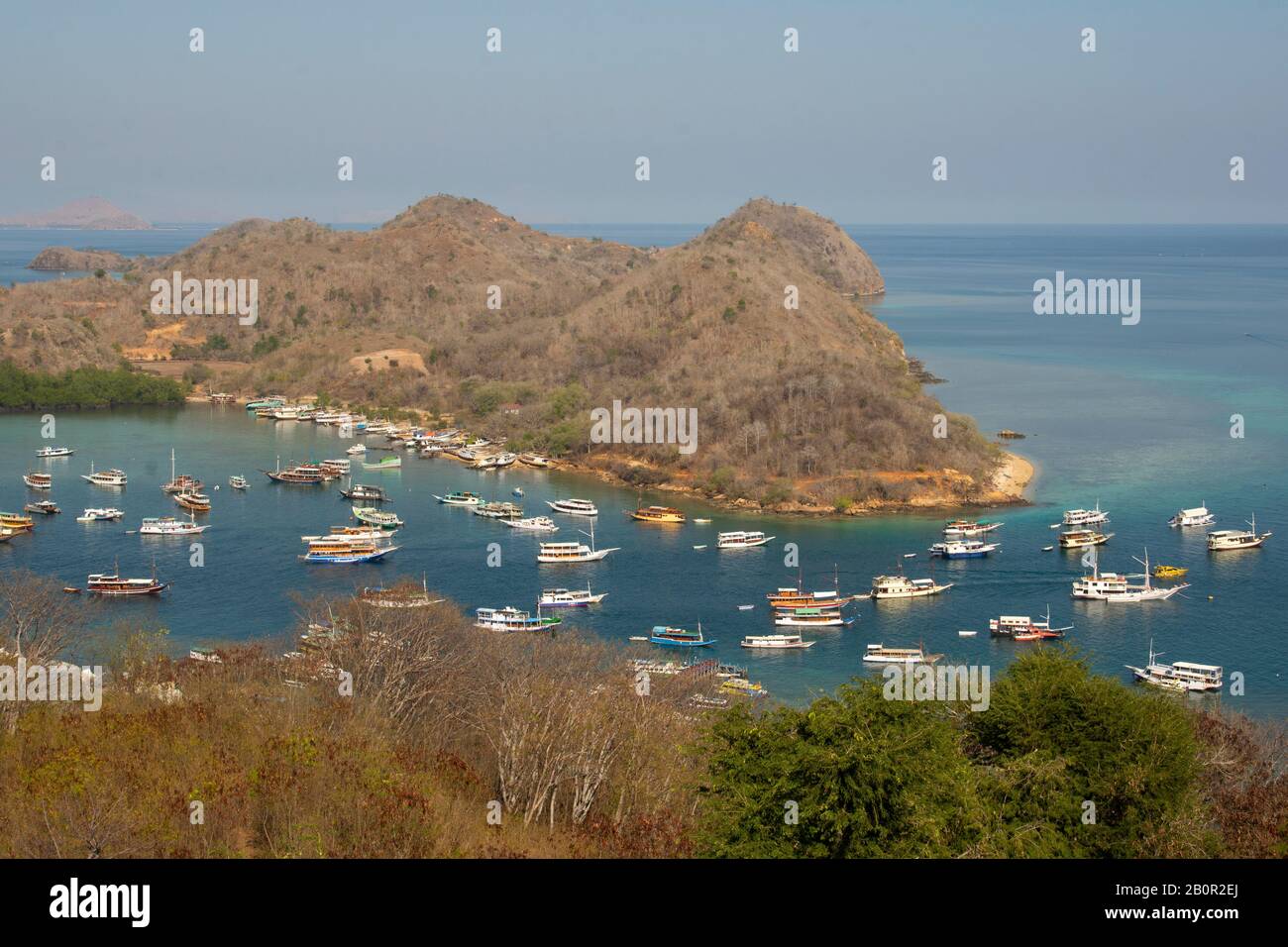 Vista dall'alto del porto turistico di Labuan Bajo, porta d'ingresso al Parco Nazionale di Komodo, Labuan Bajo, Indonesia Foto Stock