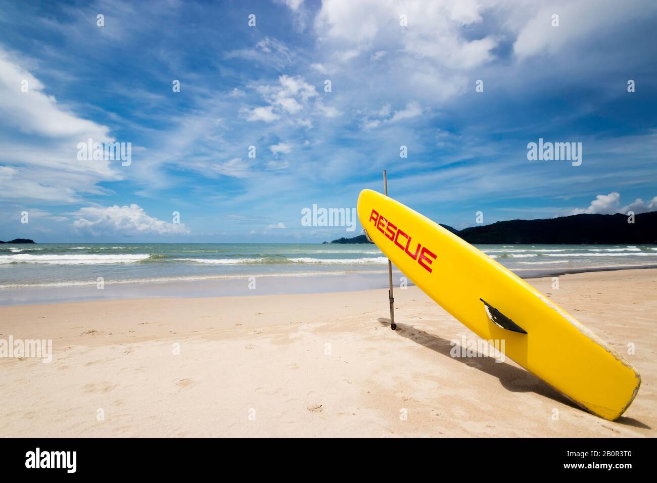 surf salvataggio bagnino surf surfboard sulla spiaggia al punto di salvataggio guardia con grande onda oceano sullo sfondo. aiutare, sicurezza e soccorso concetto Foto Stock