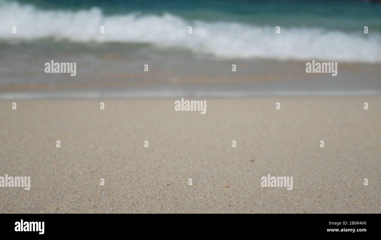 spiaggia estiva e mare vacanza sfondo carta da parati. spiaggia di sabbia bianca e acqua limpida con bolla d'onda bianca Foto Stock