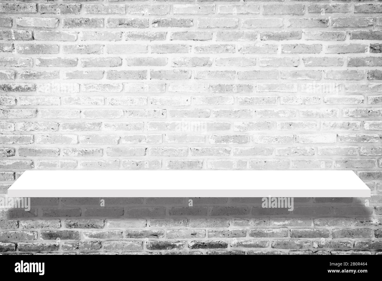 negozio bianco vuoto con ombra, negozio di vendita al dettaglio su mattoni vintage parete sfondo camera. ripiano bianco isolato su mattoni sfondo. scaffale mockup Foto Stock