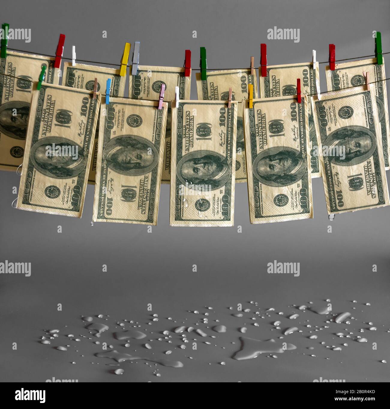 Il denaro lanciato è asciugato su una corda. Occultamento delle tasse. Scherzo. Foto Stock