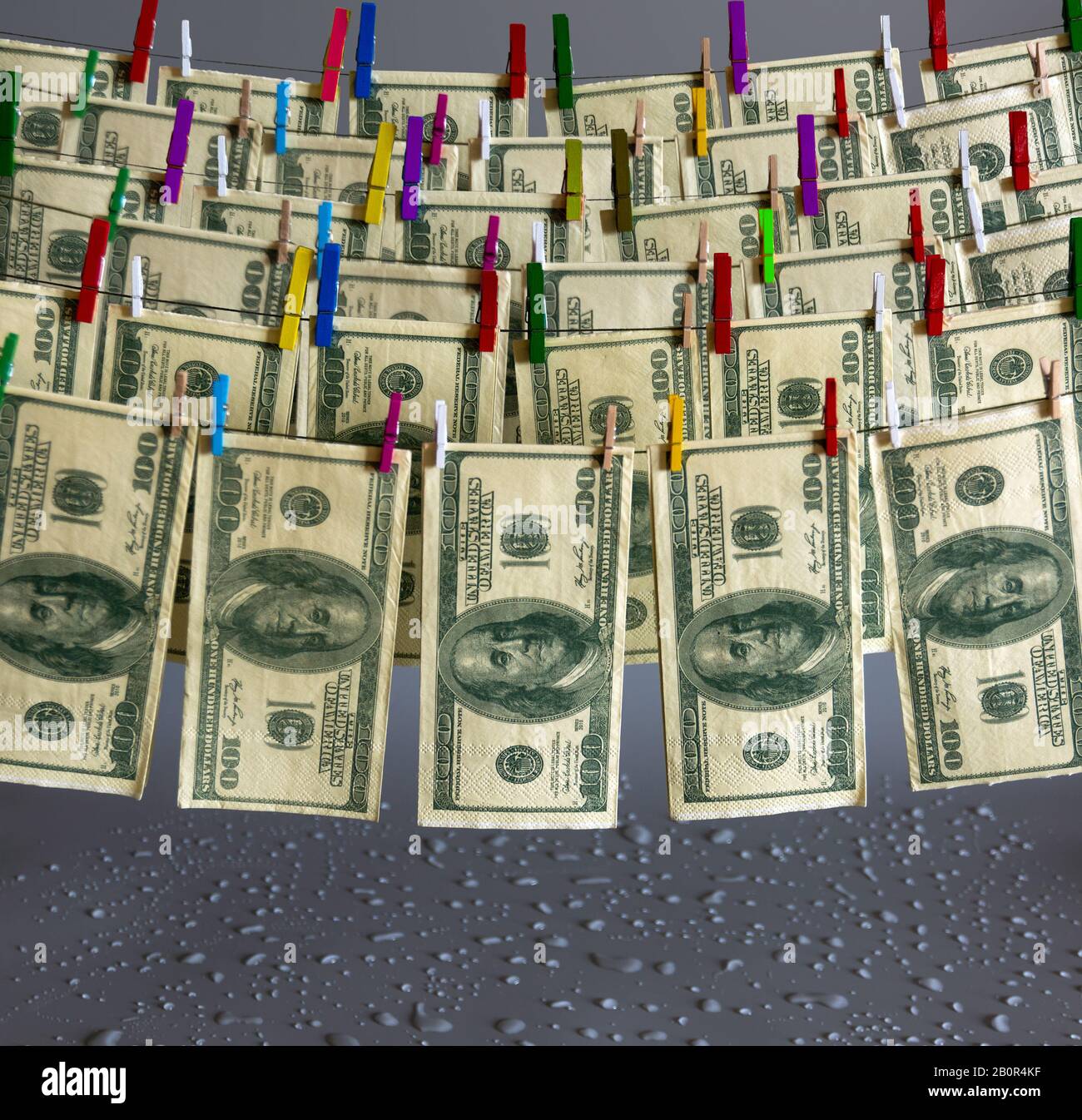 Il denaro lanciato è asciugato su una corda. Occultamento delle tasse. Scherzo. Foto Stock
