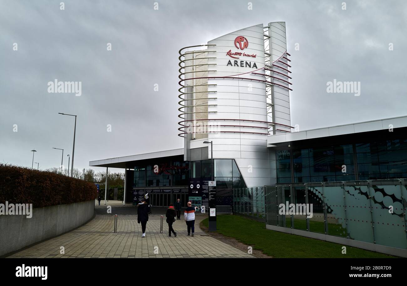 Visitatori fuori dall'Arena al National Exhibition Centre (NEC) a Birmingham, Inghilterra. Foto Stock