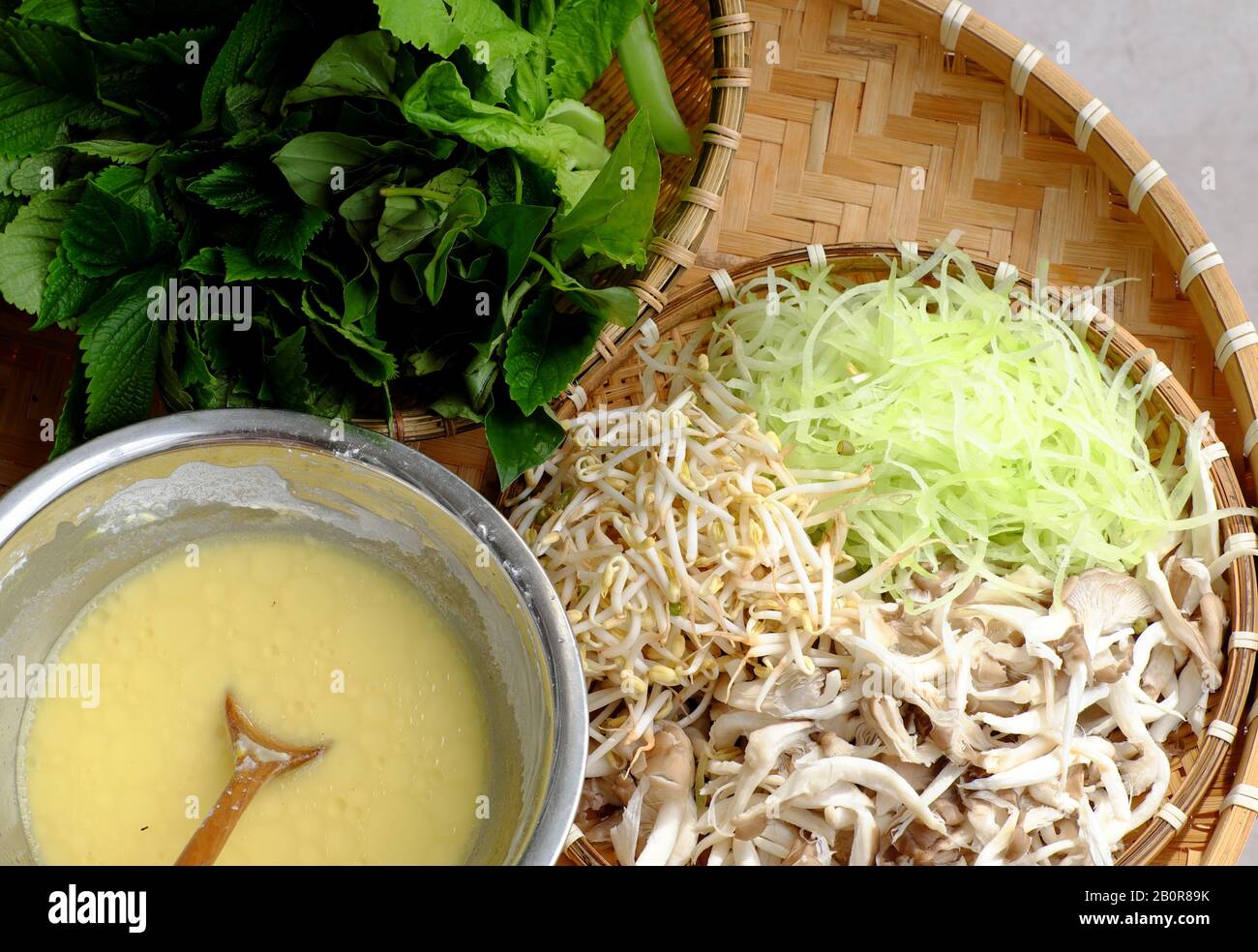 Cibo vietnamita per vegetariani, materia prima di frittelle vegane fatte in casa da farina di riso, roba con chayote tritato, funghi abalone, germogli Foto Stock
