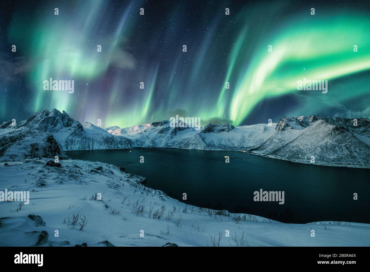 Picco Segla sull'isola di Senja con Aurora Borealis, aurora boreale in inverno in Norvegia Foto Stock