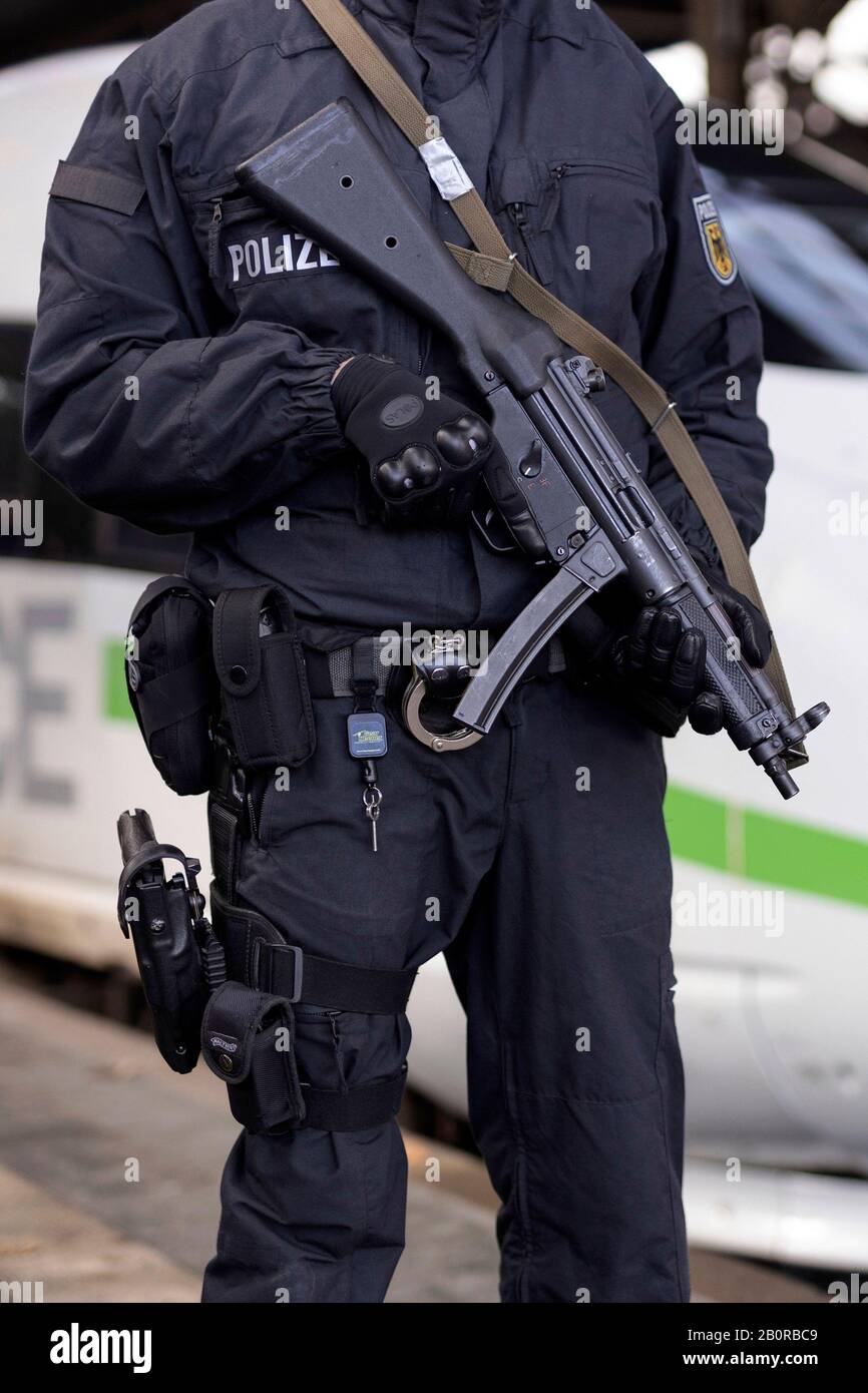 Aachen, Germania. 20th Feb, 2020. Un ufficiale della polizia federale pattuglia di fronte a un GHIACCIO 3 presso la stazione principale di Aquisgrana. Aachen, febbraio 20th, 2020 | utilizzo credito mondiale: DPA/Alamy Live News Foto Stock