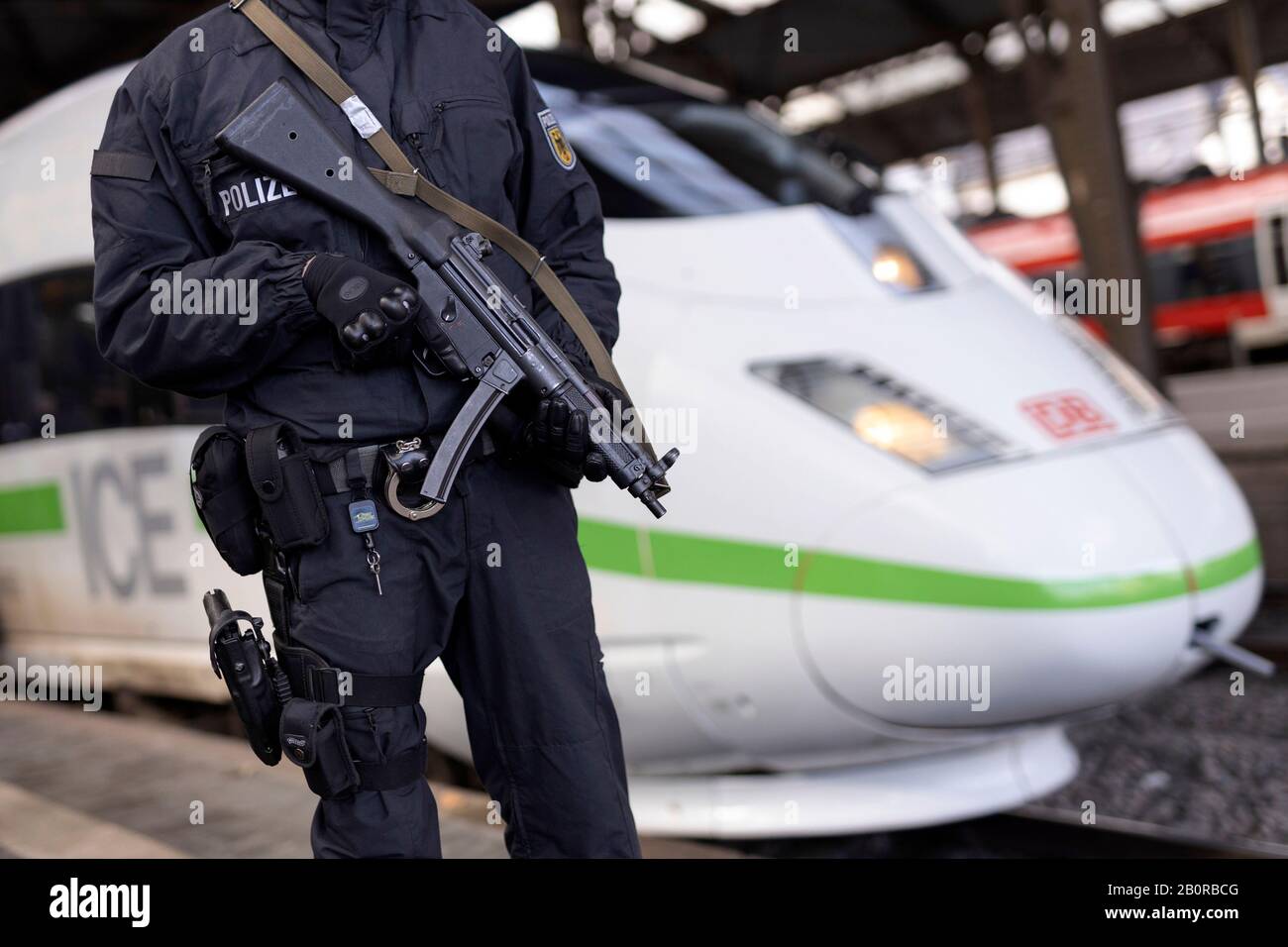 Aachen, Germania. 20th Feb, 2020. Un ufficiale della polizia federale pattuglia di fronte a un GHIACCIO 3 presso la stazione principale di Aquisgrana. Aachen, febbraio 20th, 2020 | utilizzo credito mondiale: DPA/Alamy Live News Foto Stock