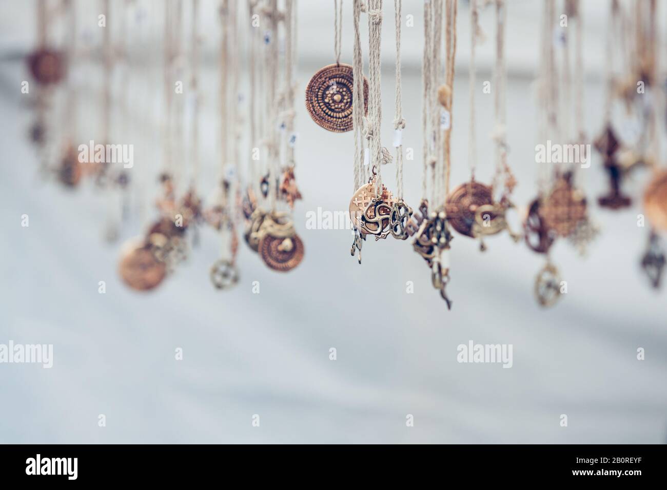 gioielleria in costume vintage al mercato di strada Foto Stock