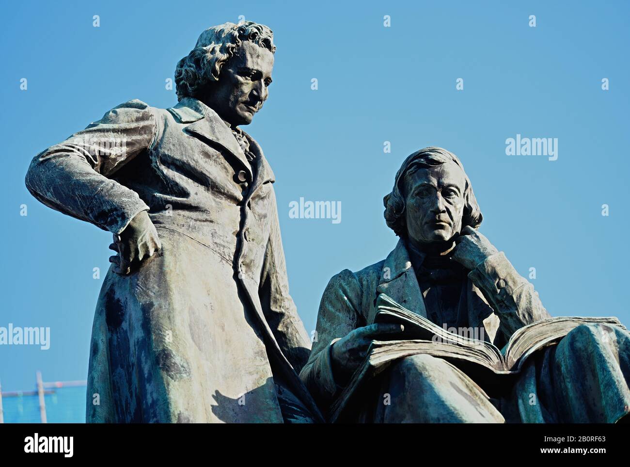 21 febbraio 2020, Hessen, Hanau: Due statue che rappresentano i Fratelli Grimm possono essere viste al mercato. In un presunto attacco razzista, un tedesco di 43 anni a Hanau, Hesse, sparò diverse persone e se stesso. La famosa coppia di fratelli, Giacobbe e Guglielmo Grimm, nacque ad Hanau - Giacobbe nel 1785 e Guglielmo nel 1786. Foto: Nicolas Armer/Dpa Foto Stock