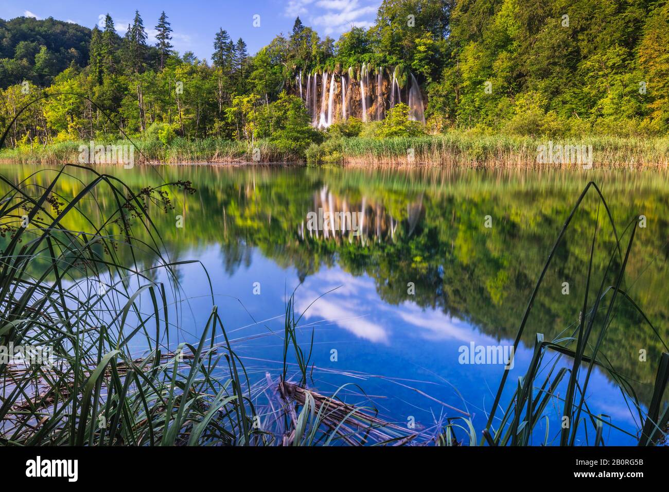 Diverse cascate di uno dei luoghi più sorprendenti del mondo ai laghi di Plitvice, Croazia. Un pezzo di natura veramente vergine e meravigliosa. Foto Stock