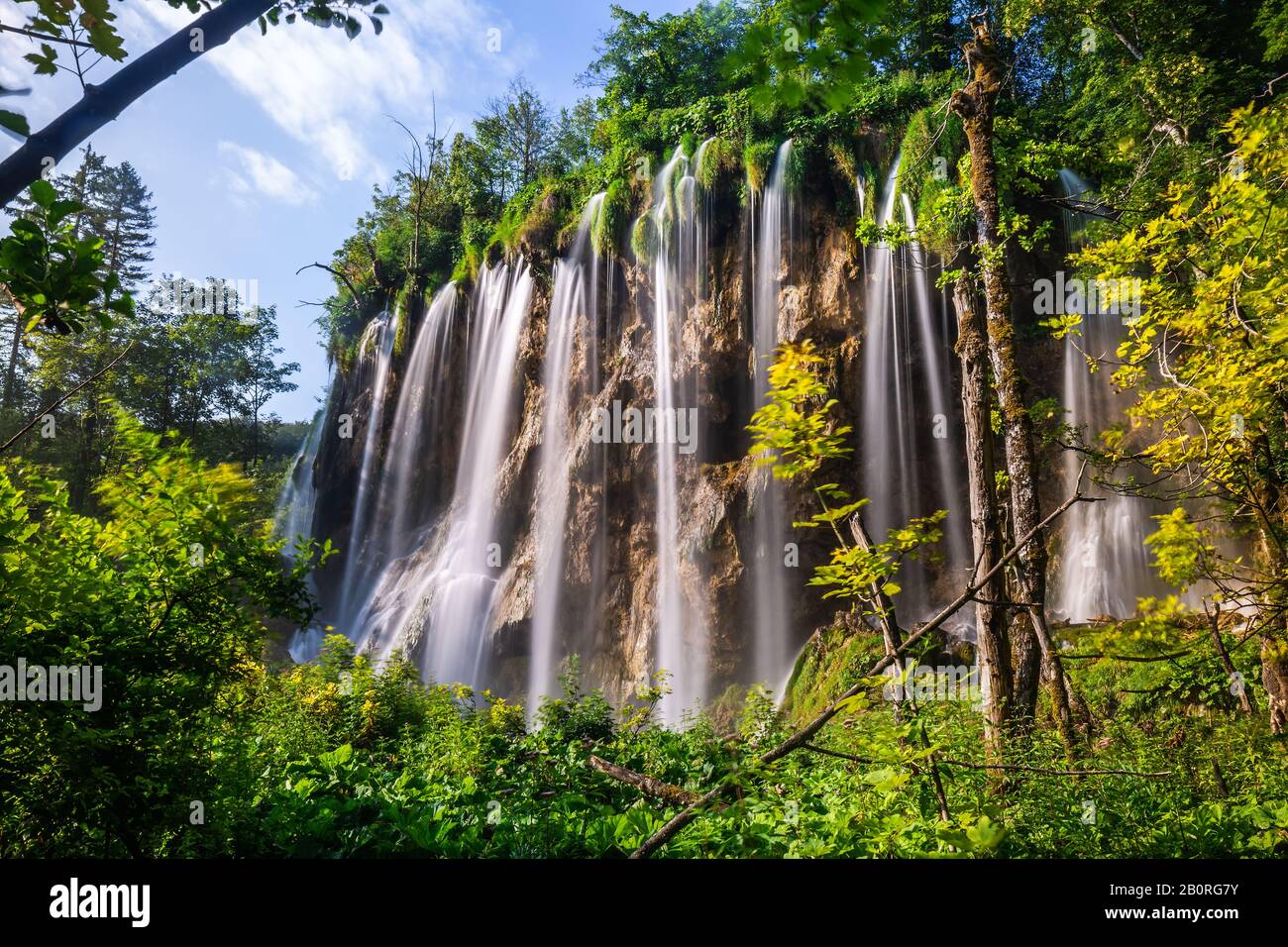 Diverse cascate di uno dei luoghi più sorprendenti del mondo ai laghi di Plitvice, Croazia. Un pezzo di natura veramente vergine e meravigliosa. Foto Stock