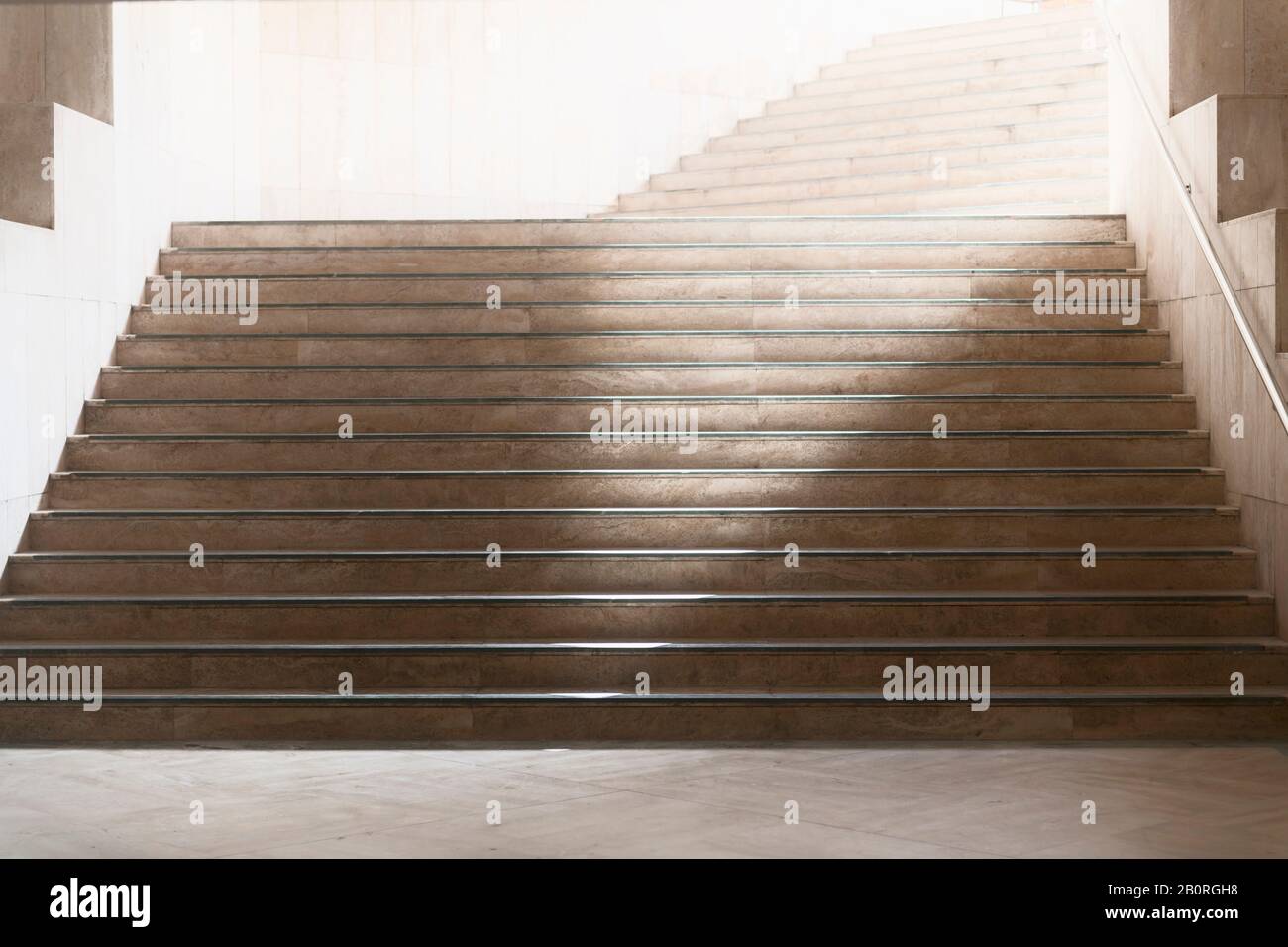 Bella scala in marmo che conduce alla luce luminosa. Dettagli architettonici dalla moschea Hassan II a Casablanca, Marocco. Messa a fuoco morbida, effetto luminescente. Foto Stock