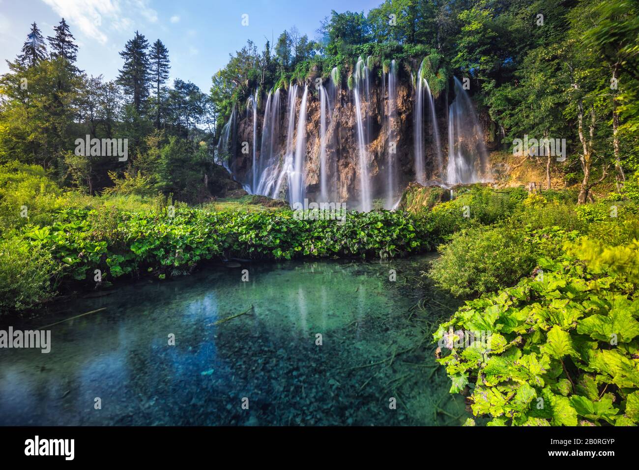 Diverse cascate di uno dei luoghi più sorprendenti del mondo ai laghi di Plitvice, Croazia. Un pezzo di natura veramente vergine e meravigliosa. Foto Stock