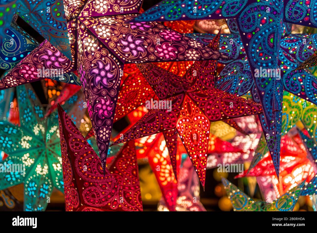 Colorate stelle di Natale, illuminate dall'interno, mercatino di Natale, Francoforte sul principale, Assia, Germania Foto Stock