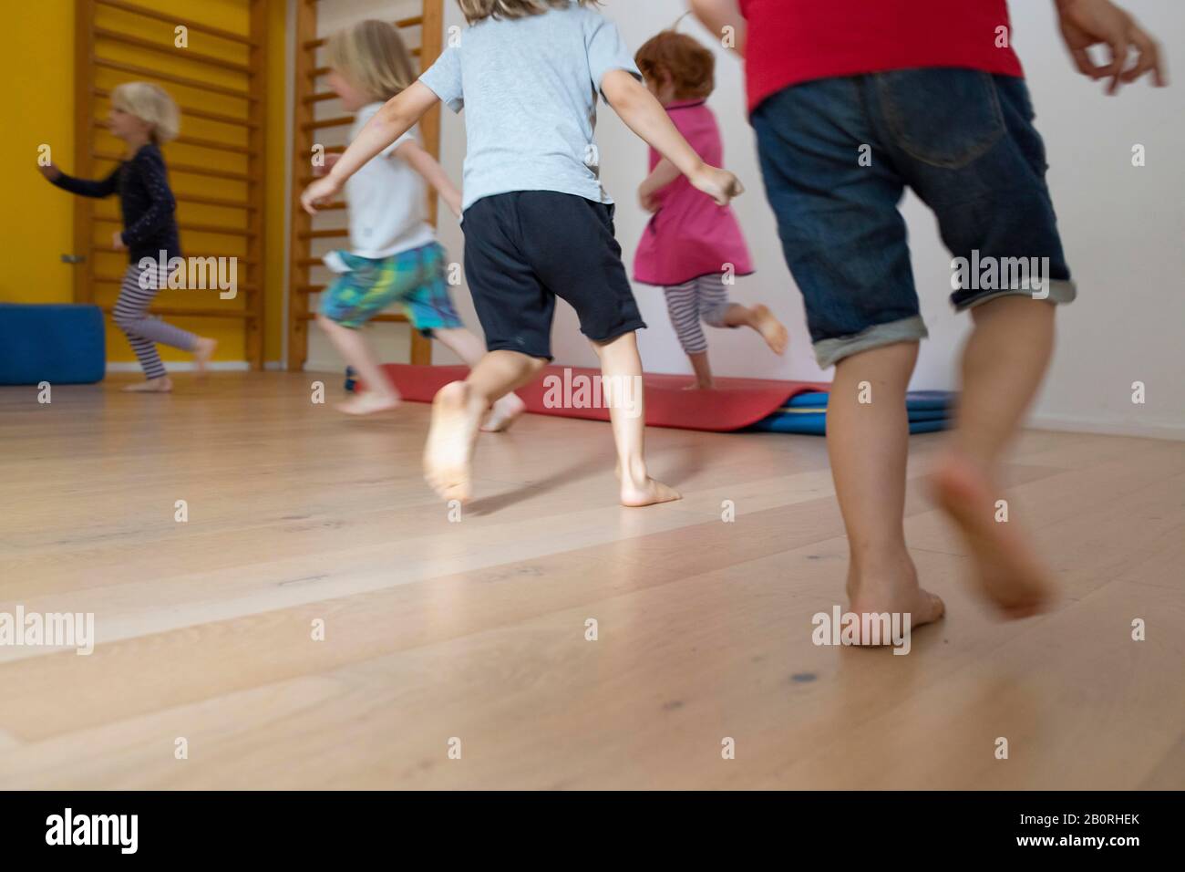 I bambini corrono, a piedi nudi, nell'asilo nido, Colonia, Renania Settentrionale-Vestfalia, Germania Foto Stock