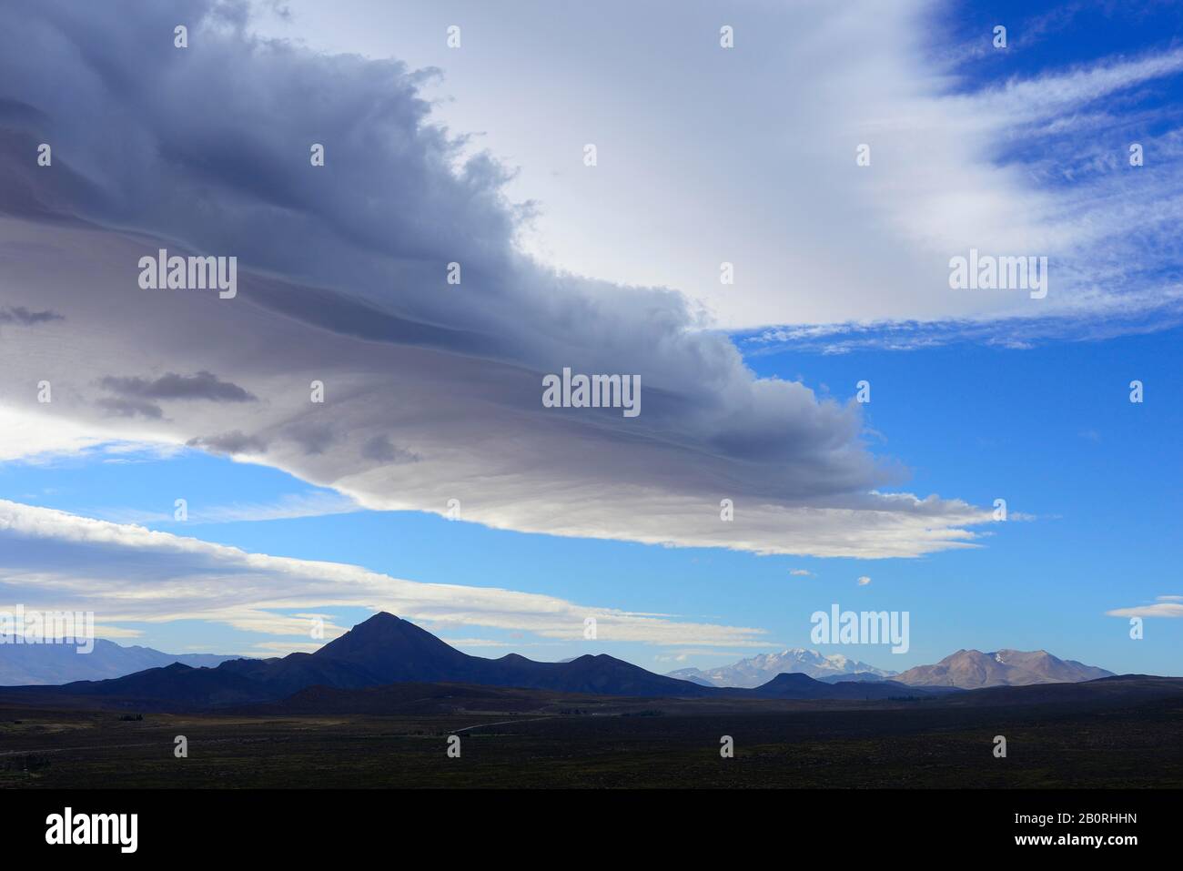 Paesaggio con nuvole drammatiche, vicino a Chos Malal, provincia di Neuquen, Patagonia, Argentina Foto Stock