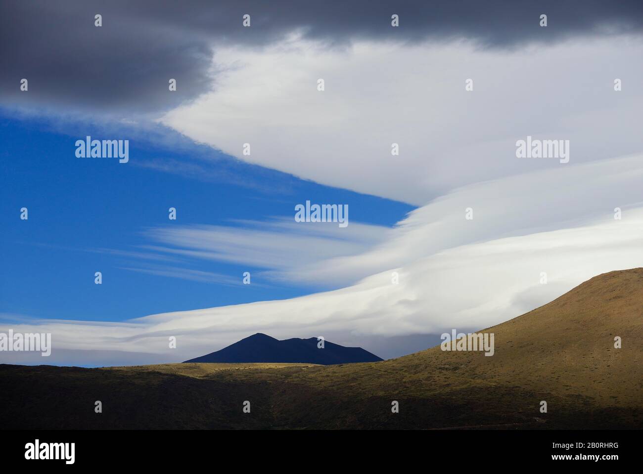 Paesaggio con nuvole drammatiche, vicino a Chos Malal, provincia di Neuquen, Patagonia, Argentina Foto Stock
