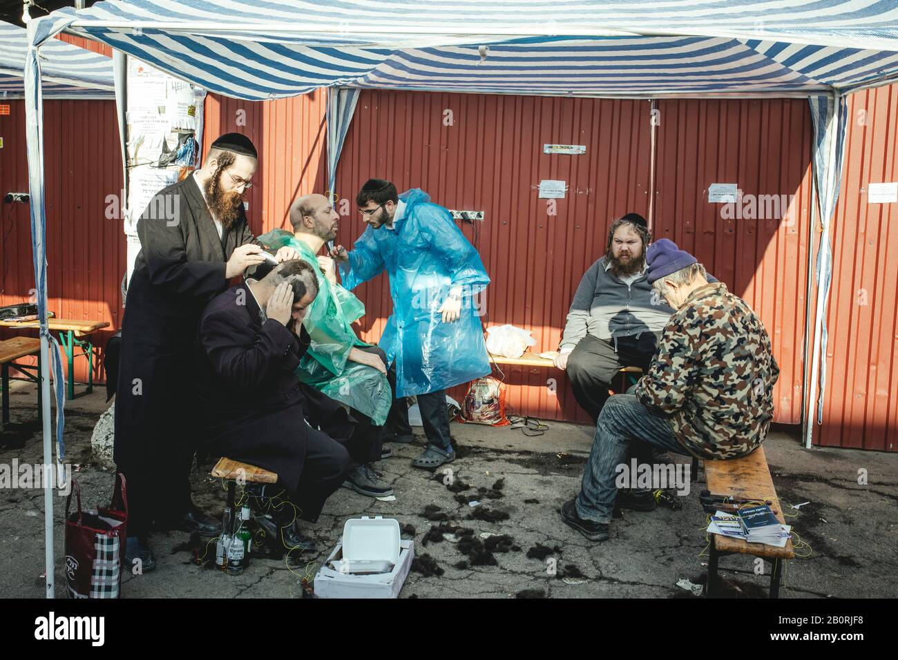 Rosh Hashanah, Capodanno ebraico, parrucchiere improvvisata per pellegrini, Uman, Ucraina Foto Stock