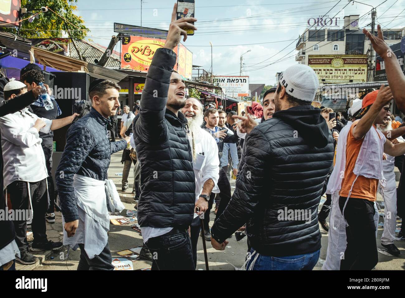 Rosh Hashanah, Capodanno ebraico, i pellegrini danzano poco dopo l'arrivo sulla tomba di Rabbi Nachmann, Uman, Ucraina Foto Stock