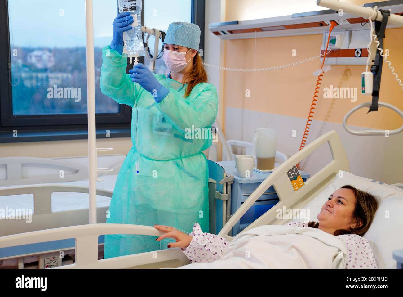 Infermiere presso il reparto malattie infettive dell'ospedale che ospita infusioni, Karlovy Vary, Repubblica Ceca Foto Stock