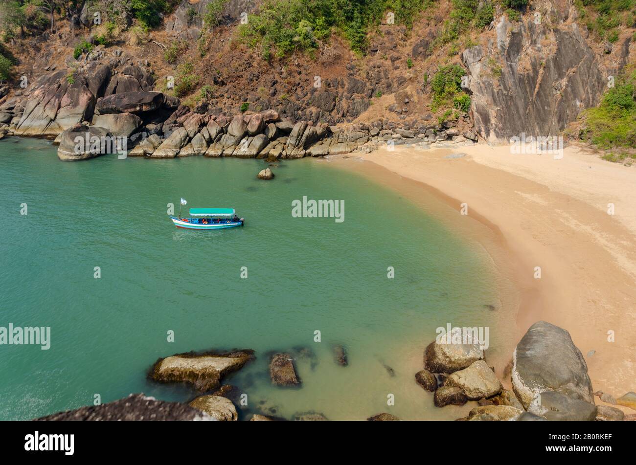 Vista ad alto angolo della bellissima spiaggia delle Farfalle, pulita e a forma di insenatura, con acque cristalline a Canacona, Goa, India. Foto Stock