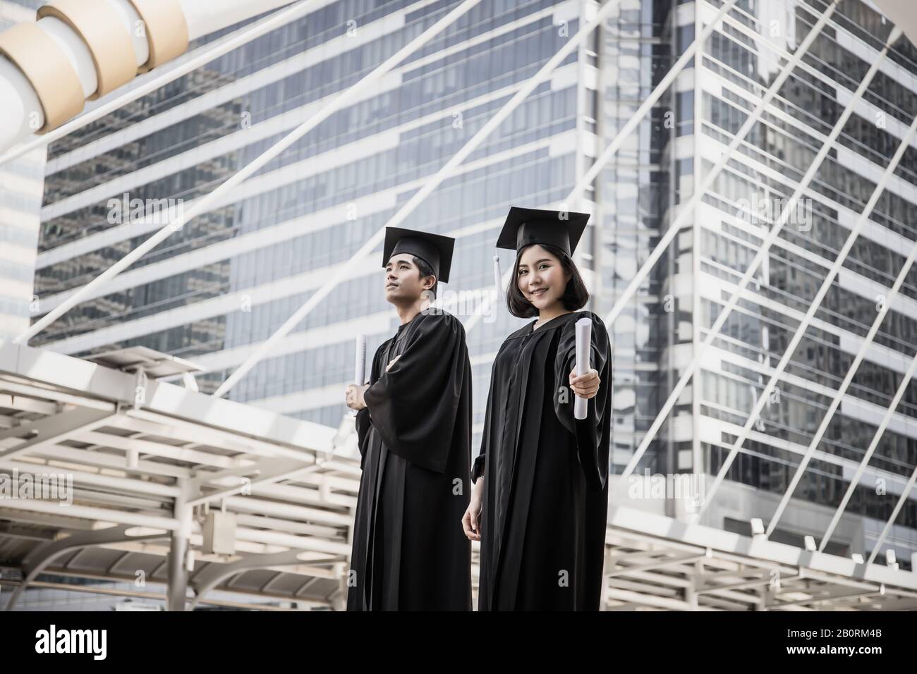 Studenti internazionali felici e laureati con diplomi. Foto Stock