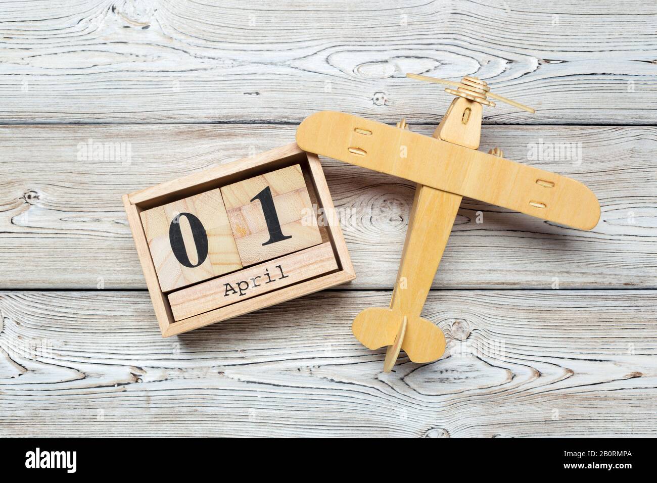 Aprile 1st. Immagine del 1 aprile calendario in legno su sfondo di legno. Giornata di primavera Foto Stock
