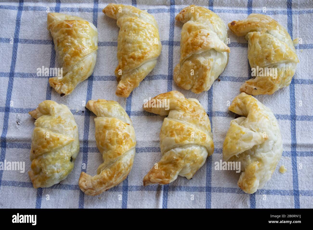 cornetti per la colazione fatti a casa e appena sfornati Foto Stock