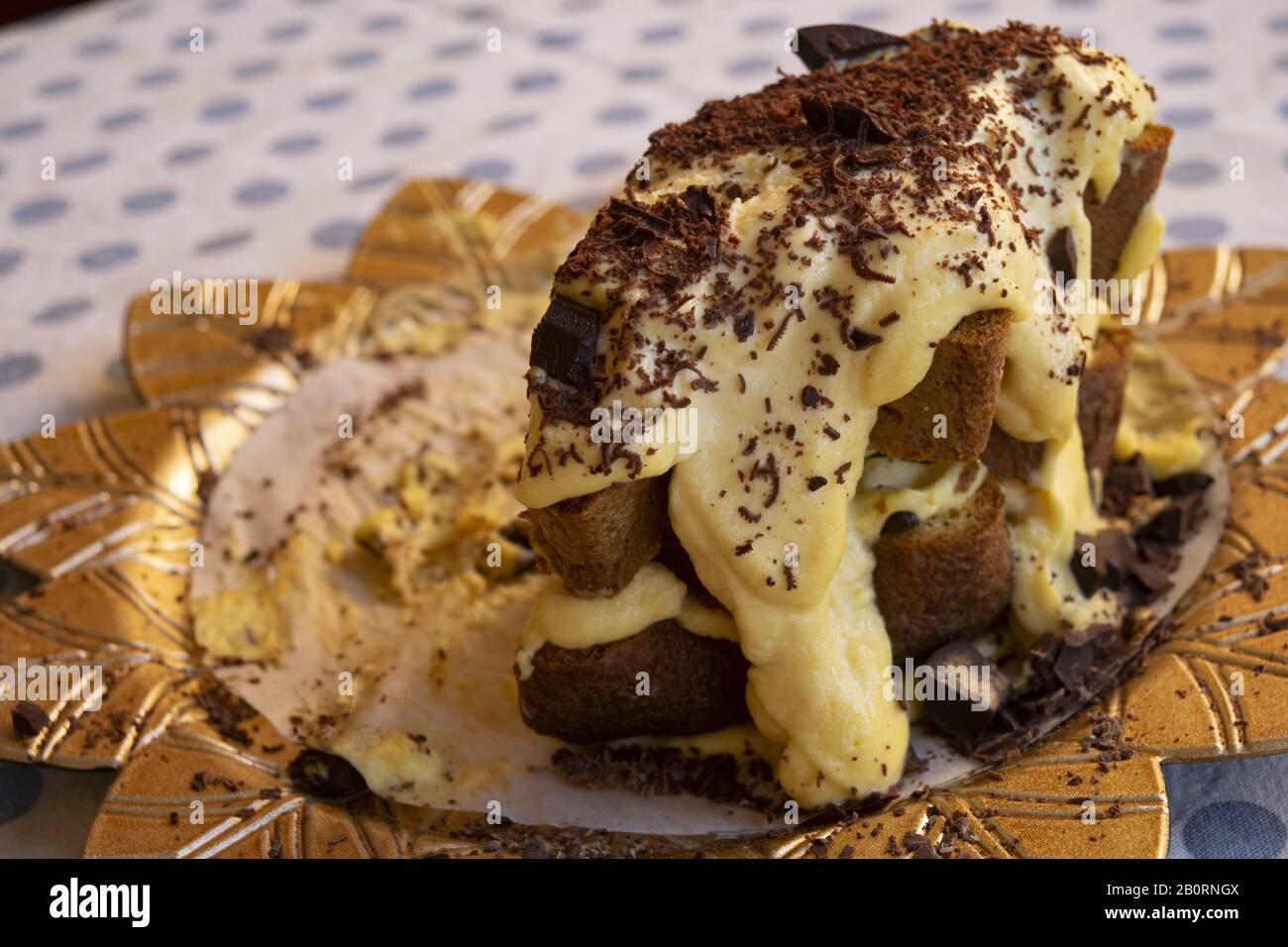 avanzi di pan di spagna fatto in casa con crema di chantilly e cioccolato Foto Stock