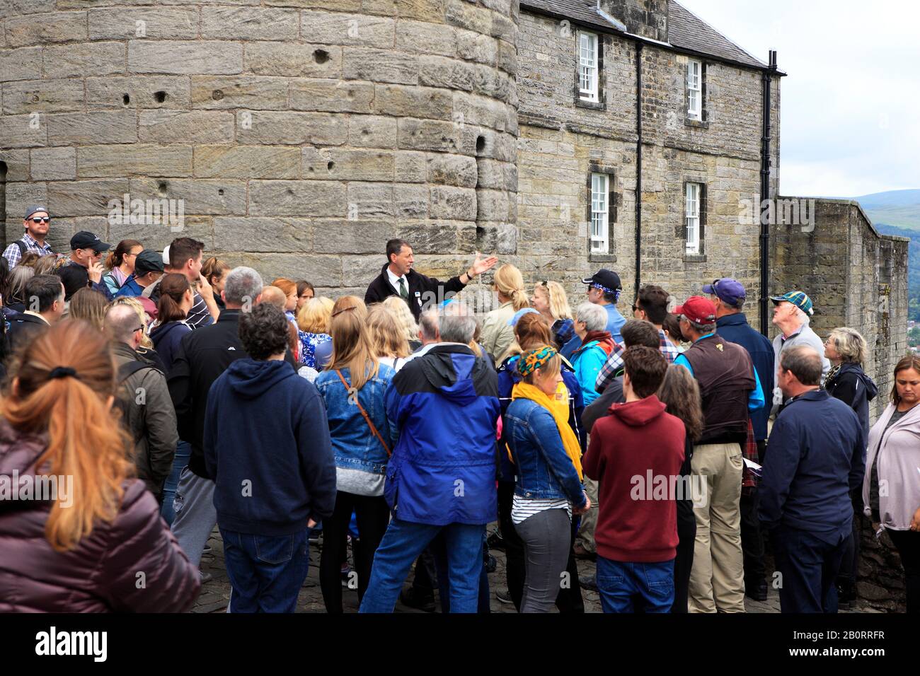 Guida turistica che racconta ai visitatori e ai turisti la storia del castello di Stirling, in Scozia Foto Stock