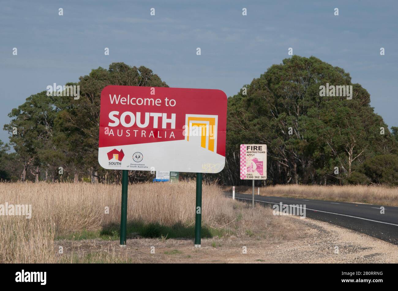 Indicatore di confine dello stato di Victoria/South Australian sulla Wimmera Highway. Foto Stock