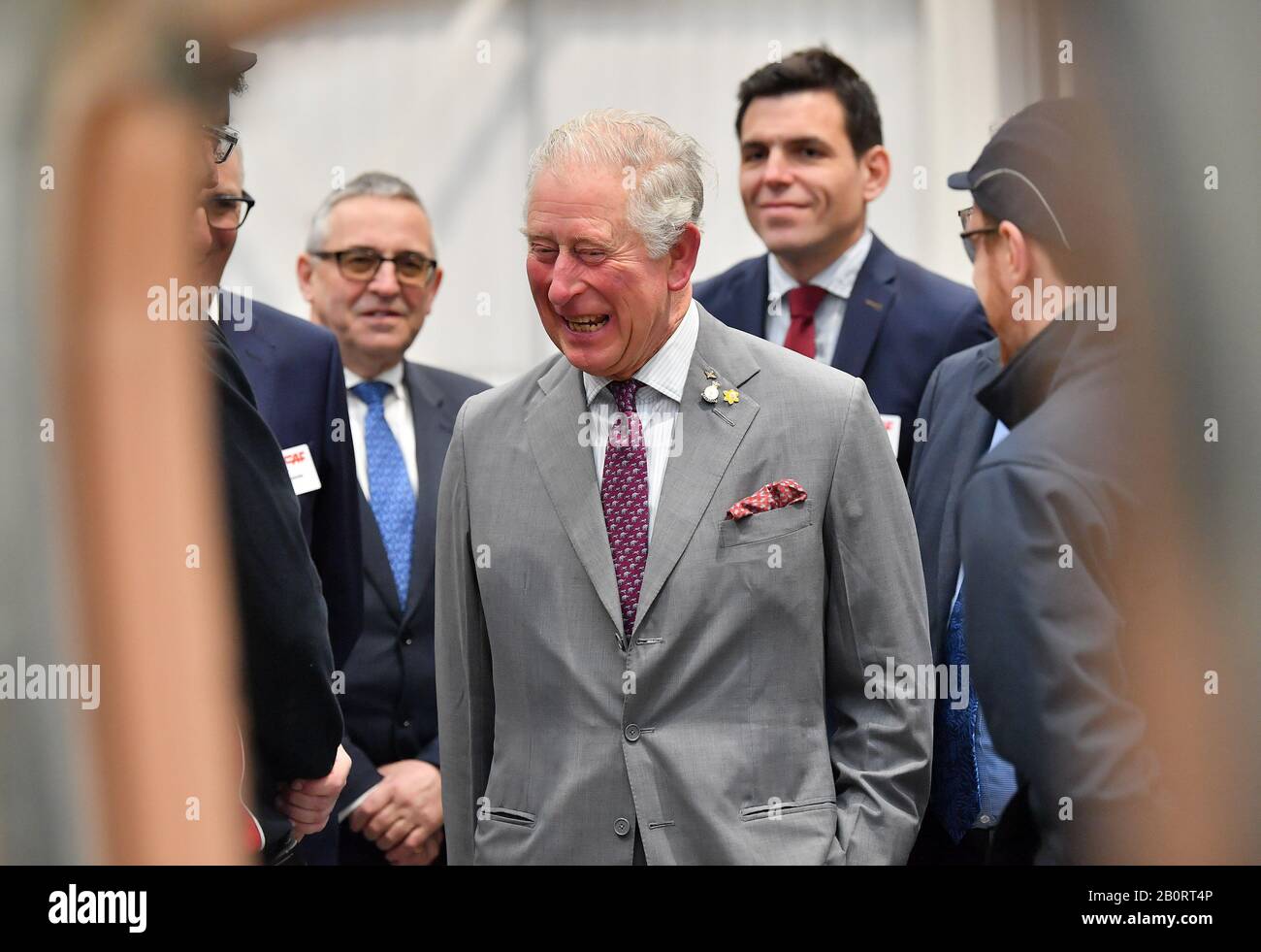 Il Principe di Galles parla con il personale durante una visita alla fabbrica di treni CAF a Newport, Galles. Foto Stock