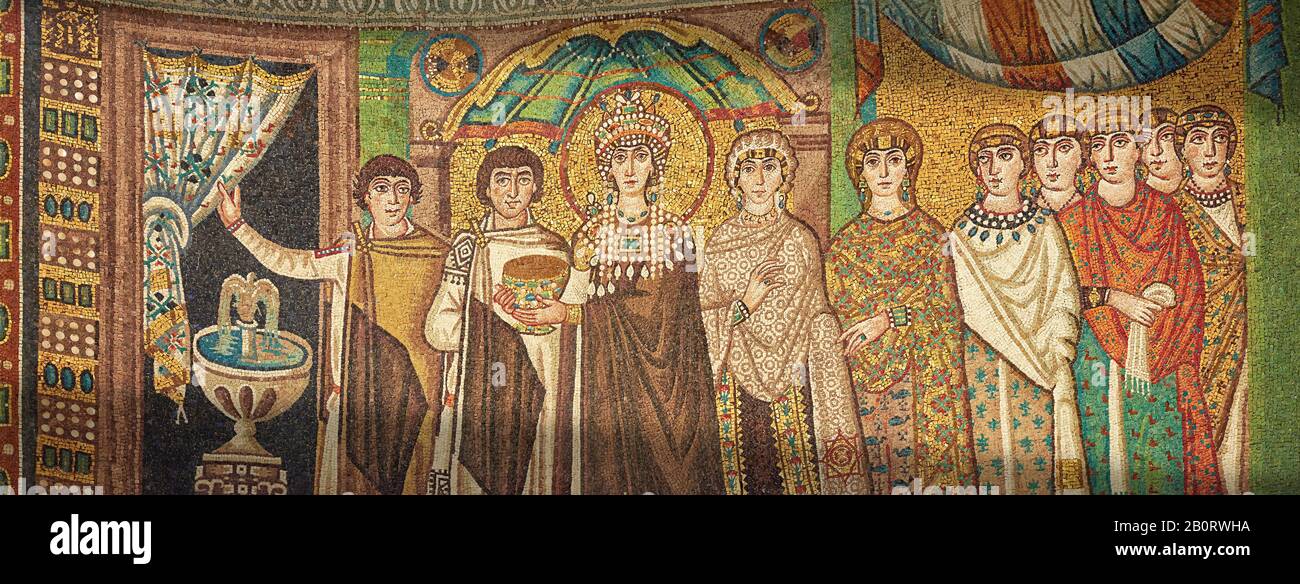 Mosaico raffigurante Imperatrice Teodora e accompagnatori. Romano bizantino dei mosaici della Basilica di San Vitale a Ravenna, Italia. Decorazione a mosaico pagato per Foto Stock