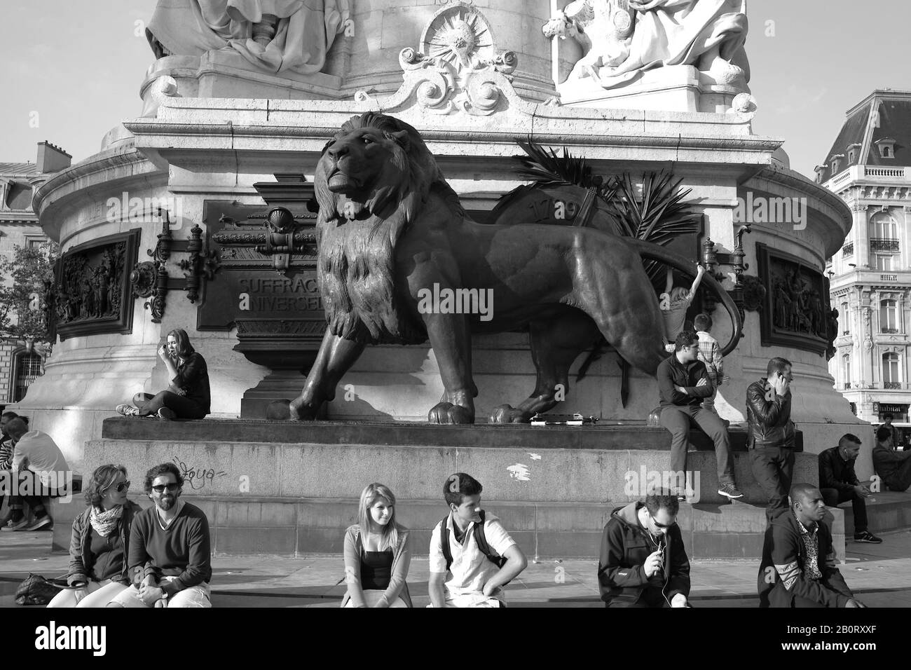 Statua del Leone sulla monunente della libertà, Place de la Republique, Parigi Foto Stock