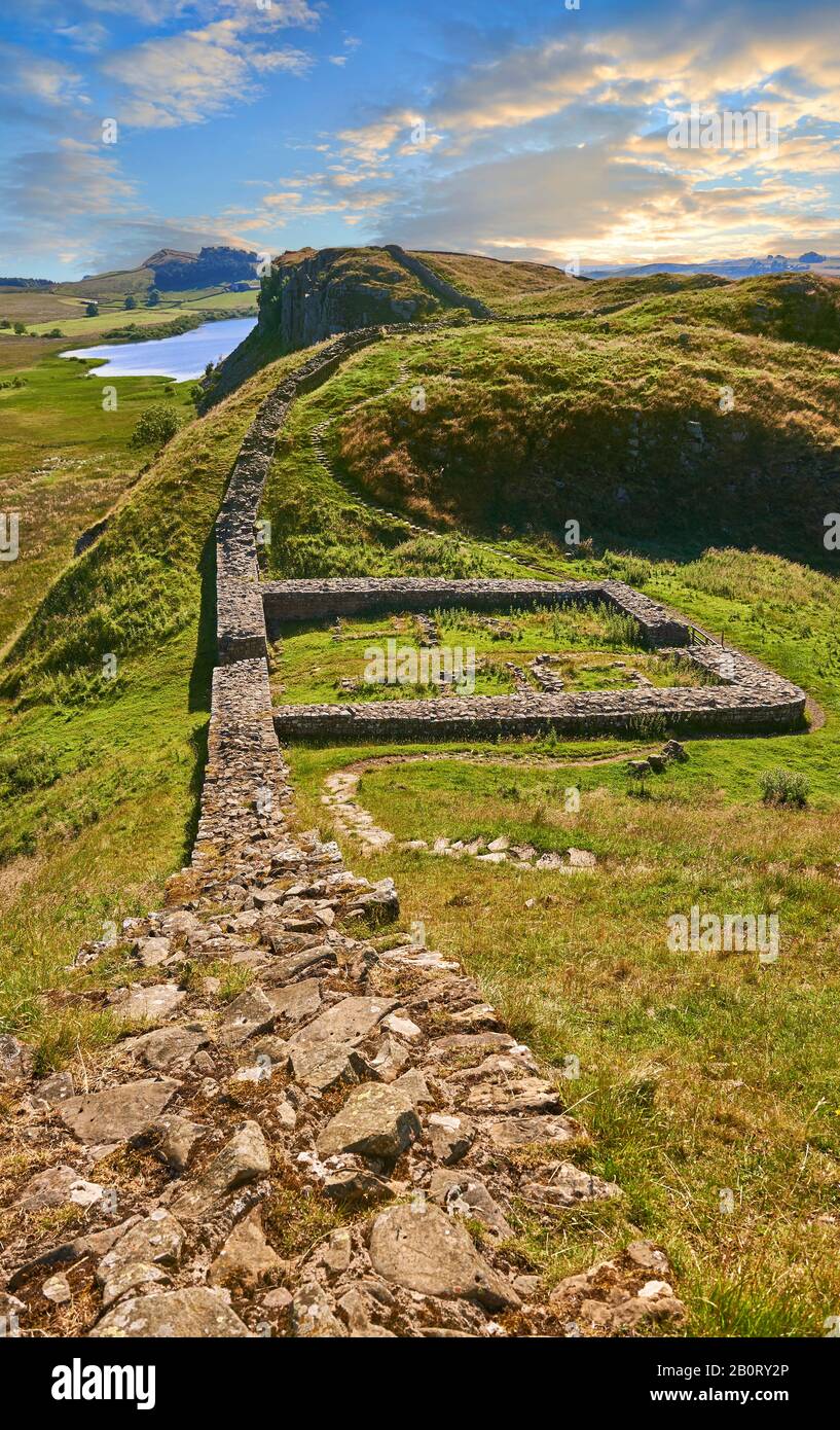 Un milecastle fort sulla parete di Adriano vicino Houseteads Roman Fort, Vercovicium, un sito Patrimonio Mondiale dell'UNESCO, Northumberland, England, Regno Unito Foto Stock