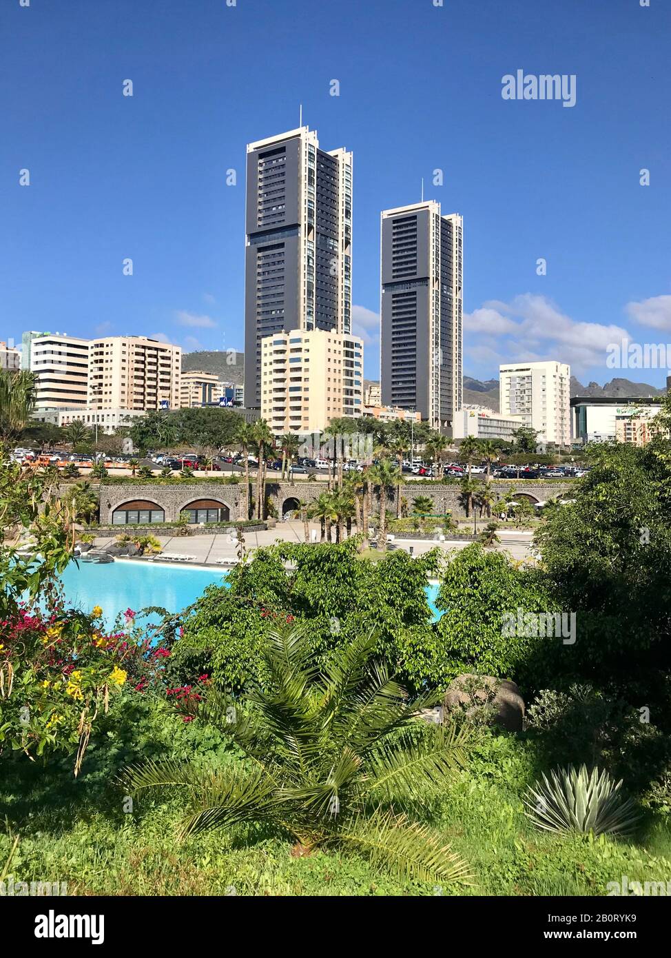 Santa Cruz de Tenerife, Spagna - 22 dicembre 2019 il Torres de Santa Cruz - torri gemelle alte 129 m . Torri gemelle più alte in Spagna Tenerife, Canarie Foto Stock