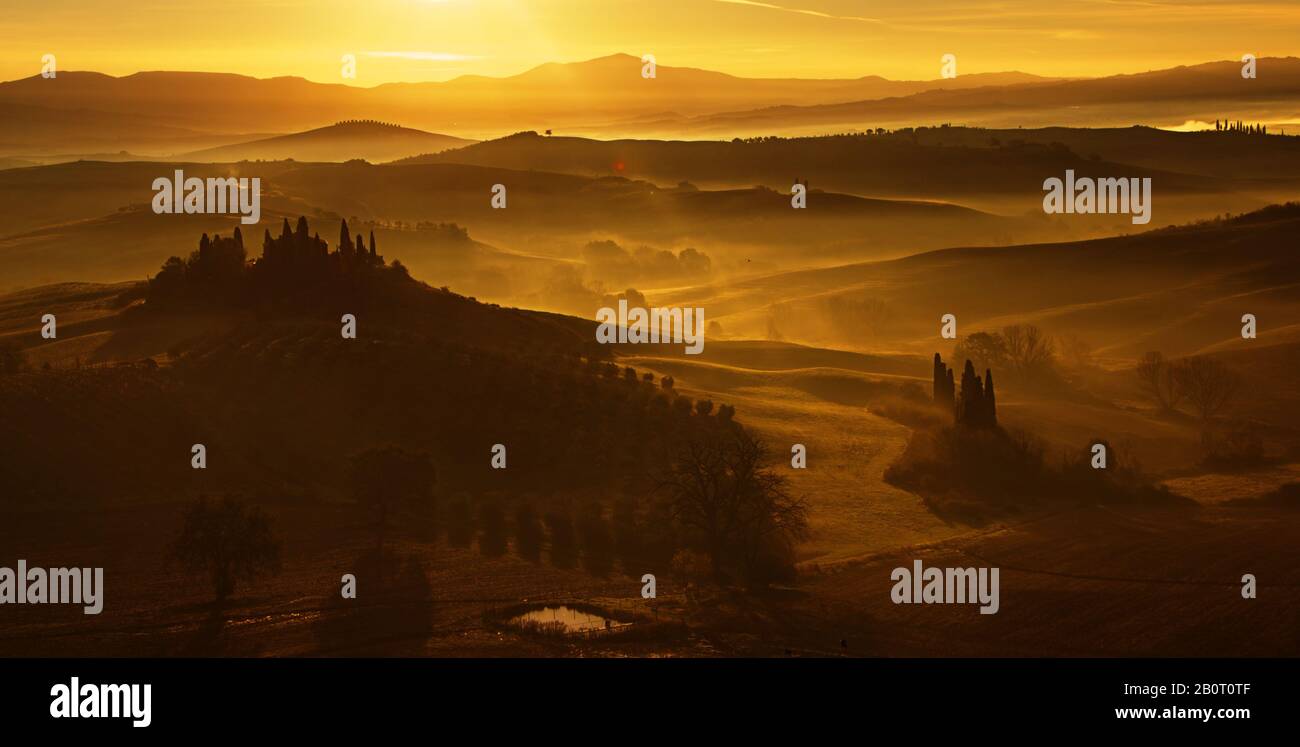 Golden hour shot in Val d'Orcia, Sito Patrimonio dell'Umanità Dell'Unesco situato in Toscana, Italia Foto Stock