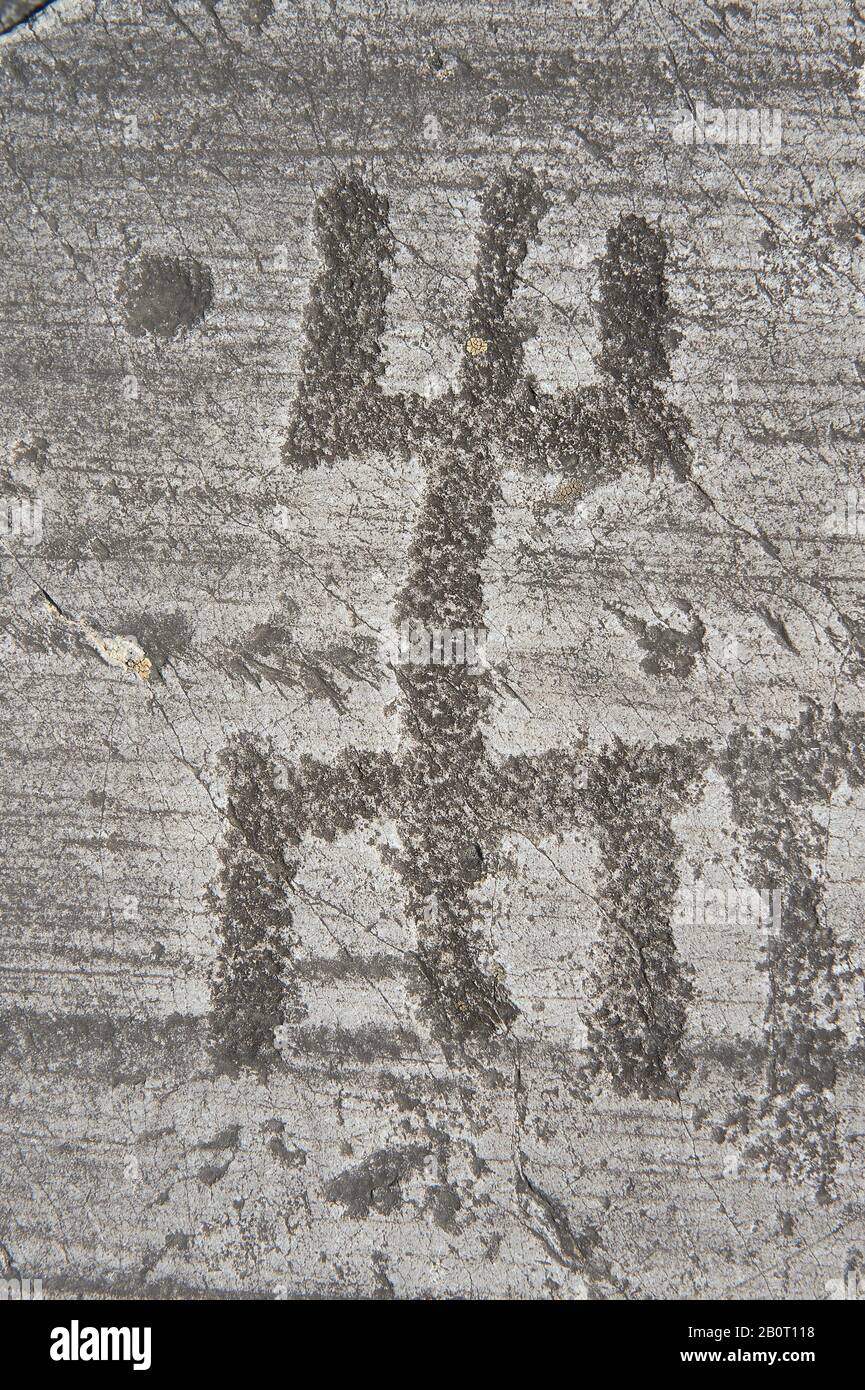 Petroglyph, scultura in roccia, di figure umane schematiche nella cosiddetta posizione di preghiera. Scolpito dagli antichi Camuni nel tardo rame età essere Foto Stock