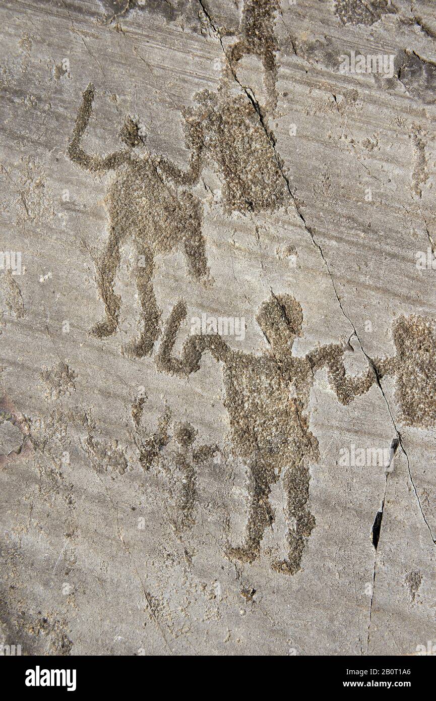 Petroglyph, scultura in roccia, di due guerrieri che tengono spade e scudi. Scolpito dagli antichi Camuni nell'età del ferro tra il 1000-1600 a.C. Roccia n Foto Stock