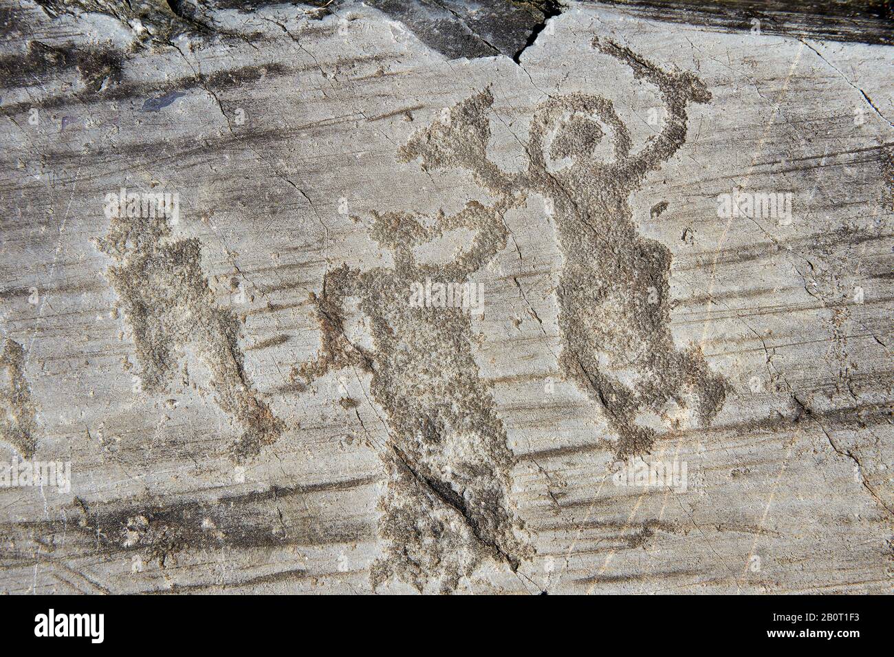 Petroglyph, scultura in roccia, di due guerrieri uno indossando un casco e portando una spada e uno scudo. Scolpito dagli antichi Camuni in età di ferro essere Foto Stock
