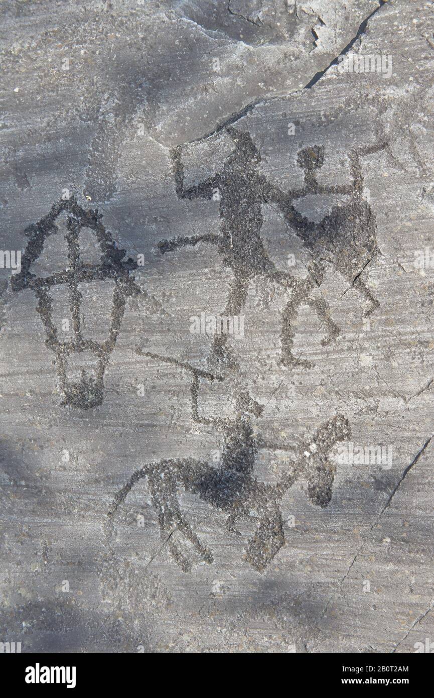 Petroglyph, scultura in roccia, di due guerrieri che combattono con spade e scudi scolpiti dagli antichi Camuni nell'età del ferro tra il 900-1200 a.C. Foto Stock