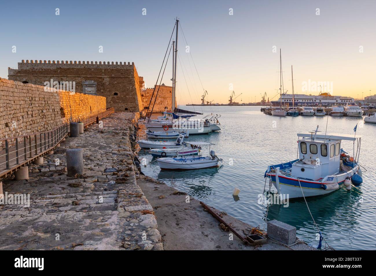 Heraklion, Grecia - 11 gennaio 2020: Fortezza veneziana nel vecchio porto di Heraklion a Creta, Grecia. Foto Stock