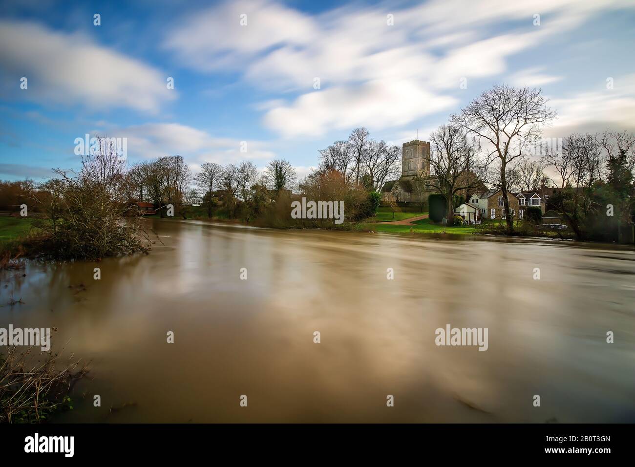 Acqua alta nel fiume Great Ouse dopo le inondazioni al ponte Felmersham villaggio nel Bedfordshire, Regno Unito Foto Stock