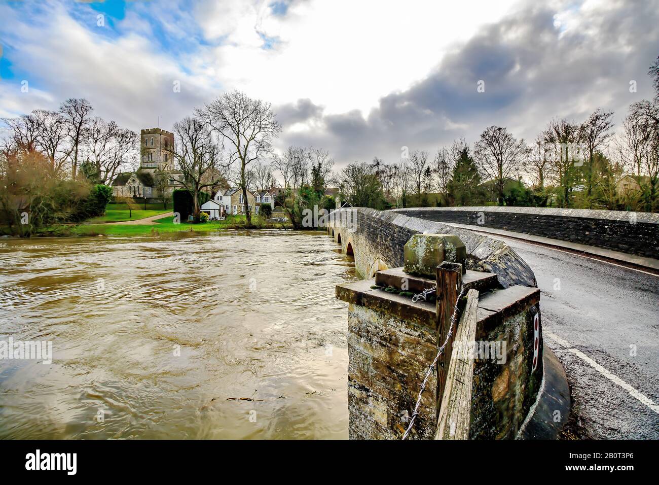Acqua alta sotto il ponte Felmersham sul fiume Great Ouse dopo le inondazioni nel Bedfordshire, Regno Unito Foto Stock