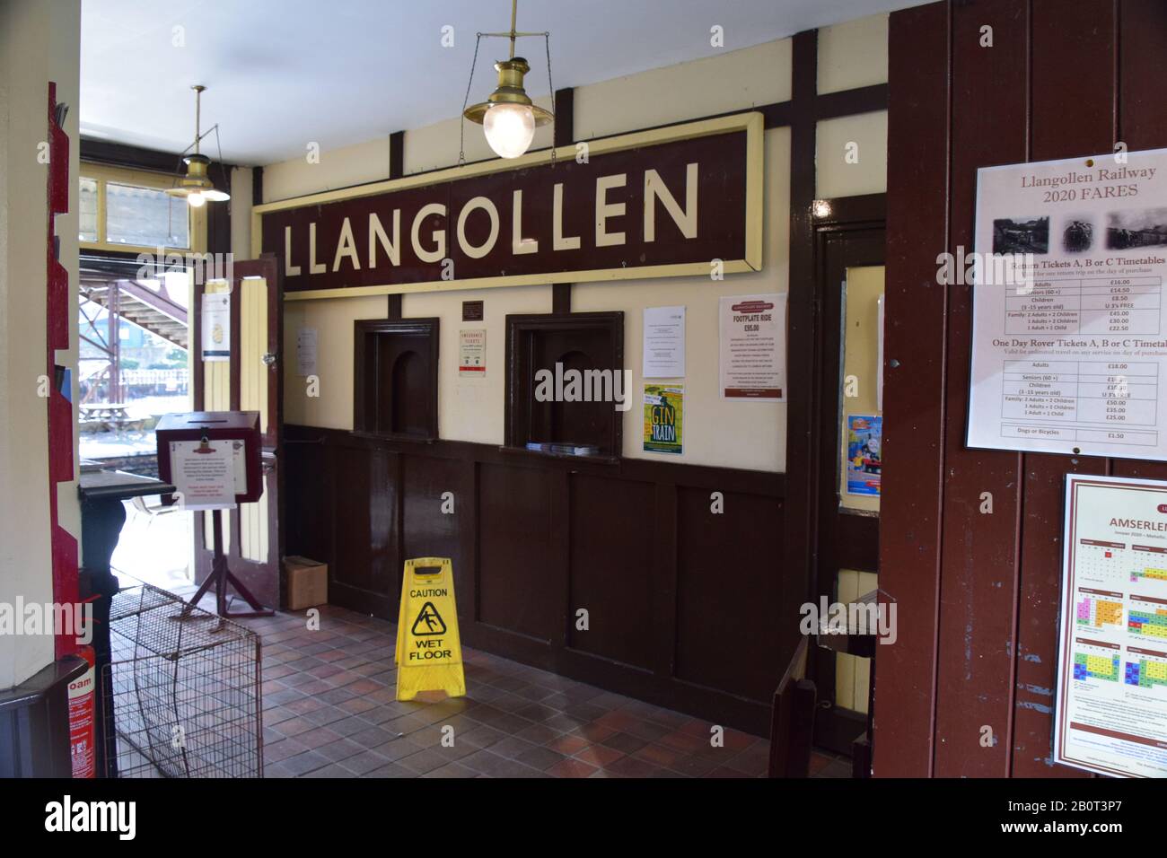 Stazione ferroviaria del periodo Llangollen lungo il fiume Dee Wales. Foto Stock