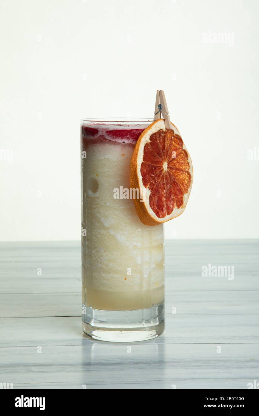 Cocktail di ananas e fragola in vetro alto Foto Stock