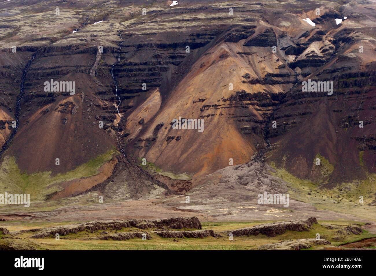 Pendio di montagna a Hofn, Islanda, Hofn Foto Stock