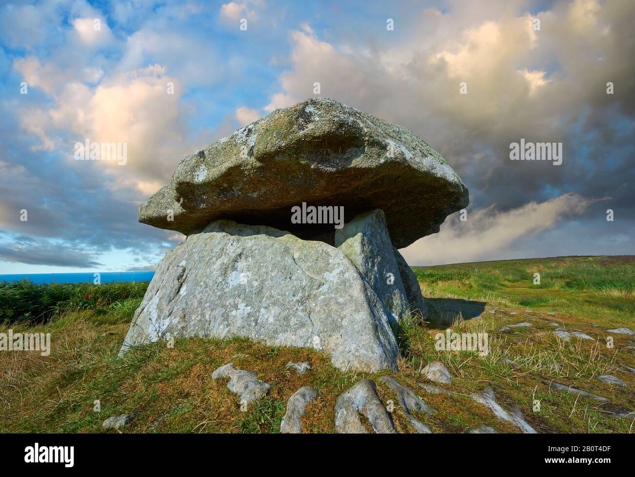 Chun o Chûn, Quoit è un dolmen funerario megalitico del periodo neolitico, circa 2400 a.C., vicino a Morvah sulla Riserva Naturale Chun, penisola di Penwith, Foto Stock