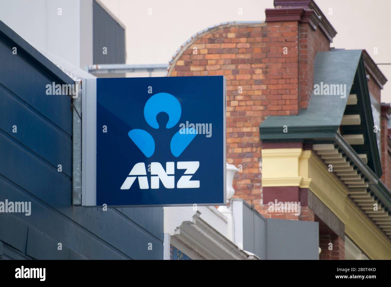 Brisbane, Queensland, Australia - 26th Gennaio 2020 : Vista di un ANZ (Australia e New Zealand Banking Group) segnale bancario appeso di fronte alla banca e. Foto Stock